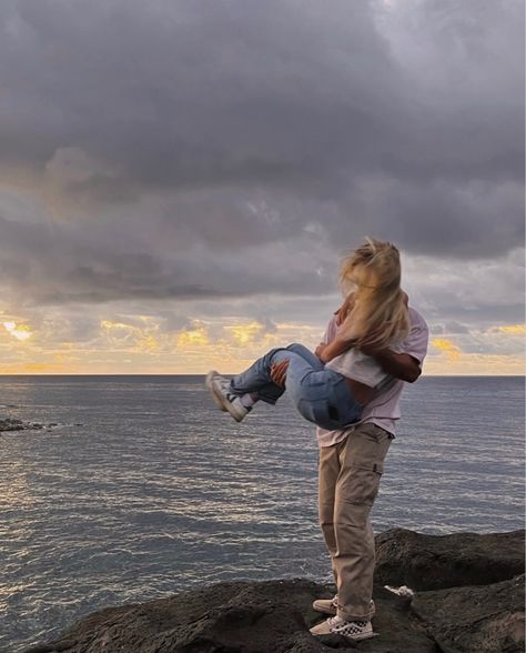 #couple #couplegoals #cutecouple #beach #sunset #beachcouple #coupleromantic #blonde #girlfeed #boys #outfitideas Blonde Couple, Teenage Couples, Beach Blonde, Night Couple, Girl Couple, Blonde Boys, Teenage Dream, King Kong, Beach Aesthetic