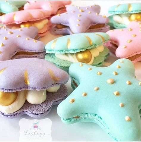 #Pastel #clam & #starfish #macaroons Under The Sea Dessert Ideas, Sea Macarons, Gold Macarons, Pastel Macarons, Kue Macaroon, Macaron Cookies, Macaroon Recipes, Cute Baking, Macaron Recipe