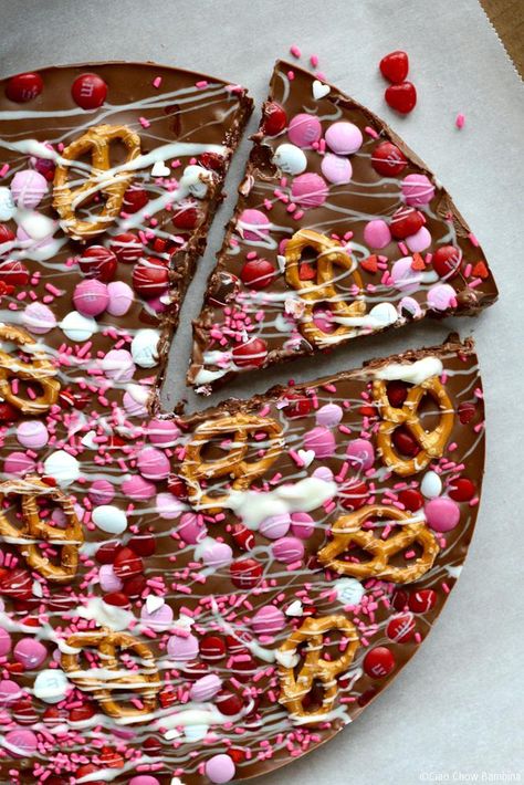 Treats To Make With Kids, Pizza Valentine, Candy Pizza, Romantic Recipes, Dessert Pizzas, Valentines Day Pizza, Valentines Day Chocolate, Pizza Cookies, Valentine Pizza