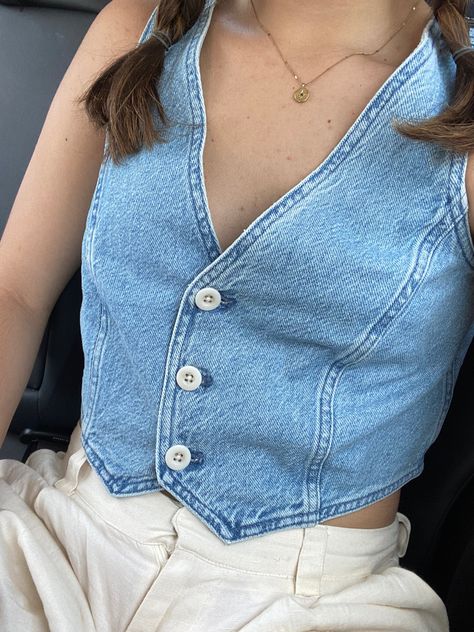 #vest #denimvest #veststyle #denim # Jean Vest Top, Demin Tops Outfit, Denim Vest Diy, Denim Waistcoat Outfit Woman, Diy Denim Vest, Waistcoat Outfit Women, Denim Vest Style, Demin Outfit, Jean Vest Outfits