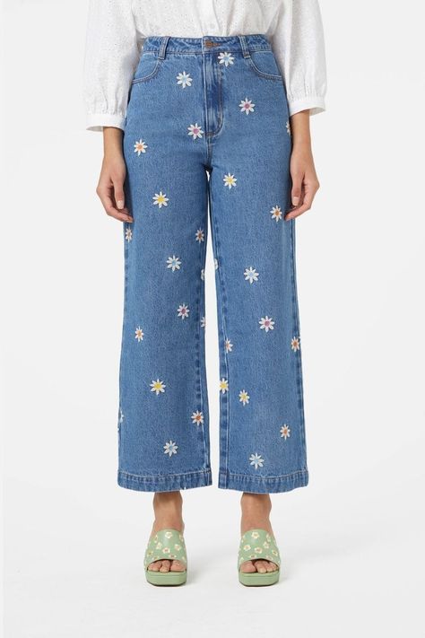 Daisy Jeans Outfit, Picnic In A Field, Embroider Clothes, Mukaish Embroidery, Daisy Jeans, Vintage Womens Clothing, Flower Embroidered Jeans, Embroidered Daisies, All Over Flower