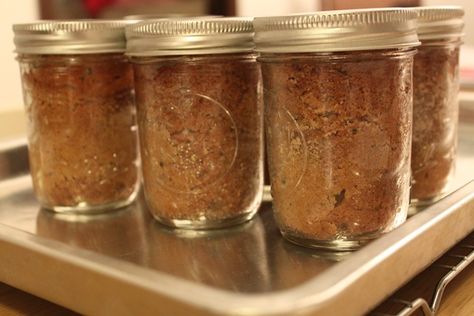 Zucchini Bread Recipe made in Mason Jars. How to make bread in a jar. Mason Jar Deserts, Bread In A Jar, Mason Jar Baking, Mason Jar Desserts Recipes, Canned Zucchini, Mason Jar Pies, Jar Cakes, Mason Jar Cakes, Jar Desserts