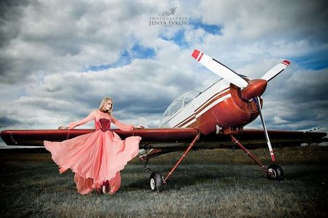 Aviation Fashion, Vintage Airport, Quince Photoshoot, Warbirds Pinups, Men Fashion Photoshoot, Small Airplanes, Plane Photos, Female Photography, Prom Photoshoot