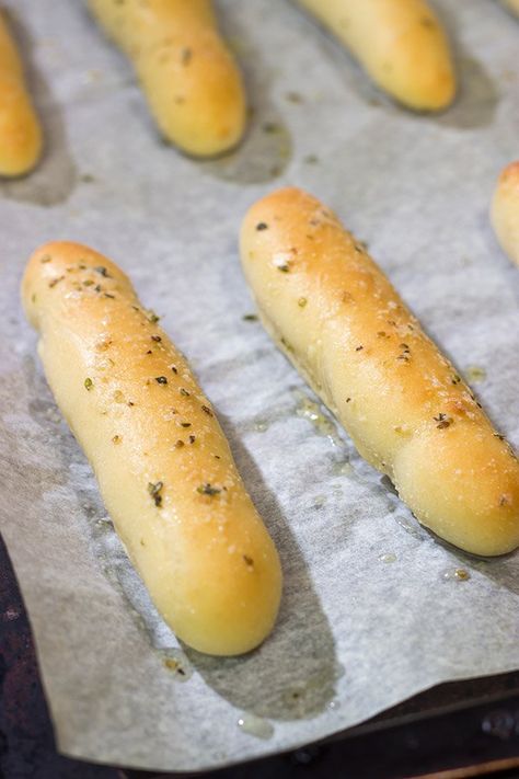 Do you love those endless breadsticks at Olive Garden?  Then make a batch of these Copycat Olive Garden Breadsticks at home!  (And good luck eating just one...) Olive Garden Breadsticks Copycat, Sizzler Bread, Olive Garden Meatballs Recipe, Copycat Olive Garden Breadsticks, Pizza Hut Breadsticks, Breadsticks Easy, Spaghetti Meatball Recipes, Olive Garden Breadsticks, Italian Bread Sticks