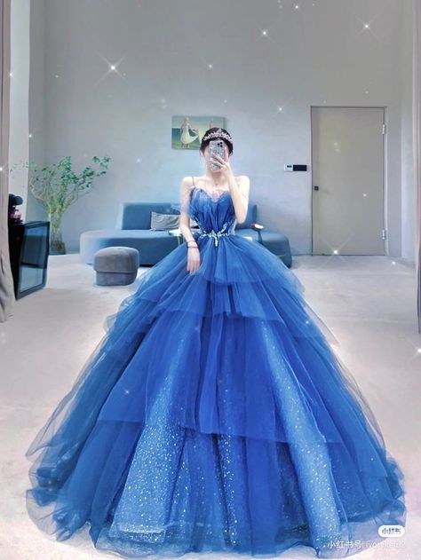 Sparkly Quince Dress, Royal Blue Quinceanera Dresses, Extravagant Dresses, Beautiful Gown Designs, Royal Blue Quinceanera, Princess Dress Fairytale, Trajes Country, Debut Dresses, Blue Ball Gown