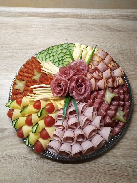 Amazing Food Platters, Decorações Com Comidas, Amazing Food Decoration, Party Food Buffet, Catering Ideas Food, Party Food Platters, Food Carving, Easy Food Art, God Mat