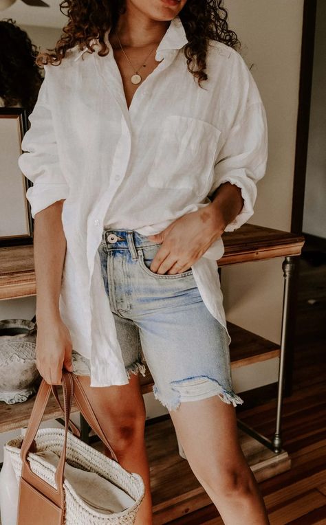 Oversized Button Down Shirt Outfit, Oversized Linen Shirt Outfit, Linen Shirts Women Outfits, Linen Shirt Outfit Women, Button Shirt Outfit, Shirt And Denim Shorts, Button Down Shirt Outfit, Shirt Spring Outfit, Linen Summer Outfits