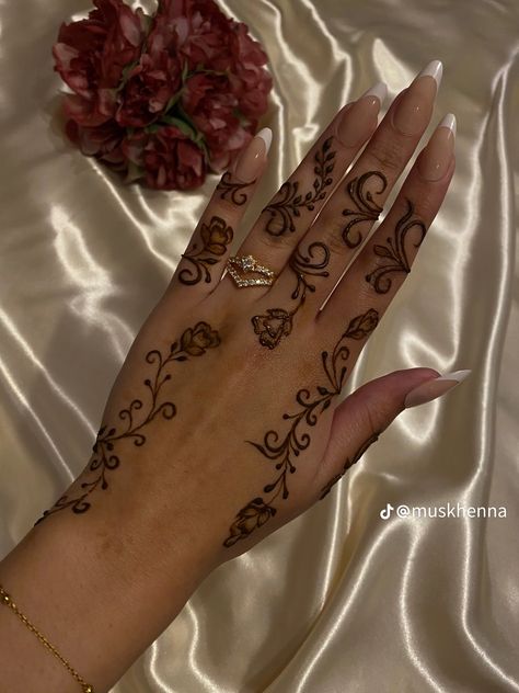 Henna Black, Small Henna Designs, Princess Vibe, Henna Hands, Cute Henna Designs, Cute Henna Tattoos, Persian Princess, Henna Style Tattoos, Henna Inspo