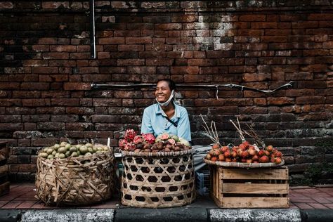 Beautiful fruit vendor at the traditional markets in Denpasar, Bali. Fruit Vendor, Bali Photography, Denpasar Bali, Traditional Market, Beautiful Fruits, Denpasar, Balinese, Beautiful Islands, Picnic Basket