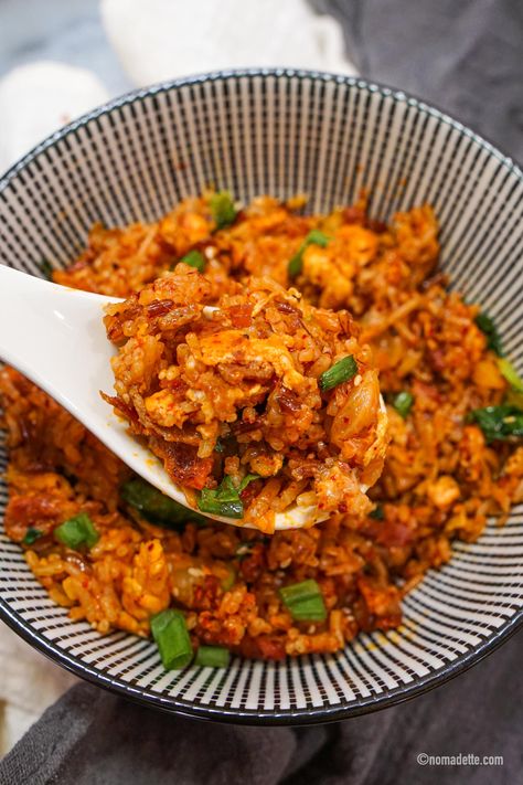 Dishes Photography, Kimchi Fried Rice Recipe, Asian Sides, Recipe With Cheese, Cheesy Rice, Beef Soup Recipes, Kimchi Fried Rice, Arroz Frito, Beef Bacon