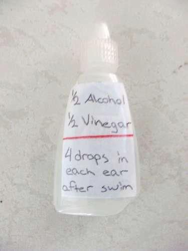 Home made Swimmer's Ear Drop: Vinegar Everclear or vodka ethyl alcohol or 70% rubbing alcohol Eye drop container Directions: 1. Fill container with equal parts vinegar and alcohol. Mix Thoroughly. 2. Put 4 drops in each ear after swimming or diving. Swimmers Ear Drops, Swim Ear, Autogenic Training, Swimmers Ear, Nyttige Tips, Ear Drops, Homemade Remedies, Diy Health, The Ear