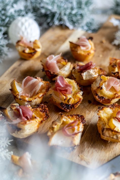 PEAR AND BRIE BITES WITH PROSCIUTTO - Taylah's Kitchen Pear And Brie, Bacon Bites, Gourmet Appetizers, Pastry Appetizer, Brie Bites, Cupcake Tray, Brie Cheese, Baked Brie, Holiday Appetizers