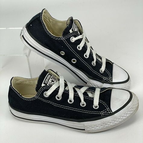 Old Shoes Aesthetic, Cute Converse Designs, 2000s Shoes Sneakers, 80’s Shoes, Converse Shoes Low Cut, Types Of Converse, Black Shoes For School, Black Shoes Aesthetic, Flat Converse