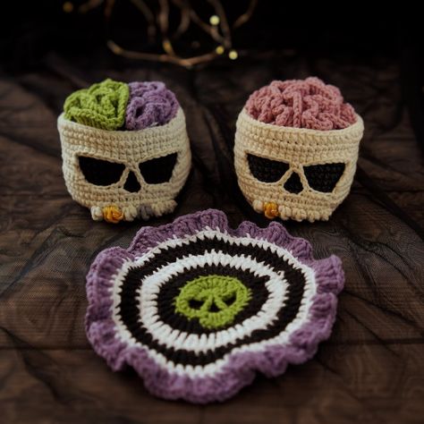 Skull Coaster Set (paid pattern) Crochet Applique Nerdy, Halloween Things To Crochet, Goth Crochet Projects, Crochet Home Ideas, Crochet Halloween Decor, Tunsinian Crochet, Creepy Crochet Pattern Free, Crochet Patterns Plushies, Gay Crochet