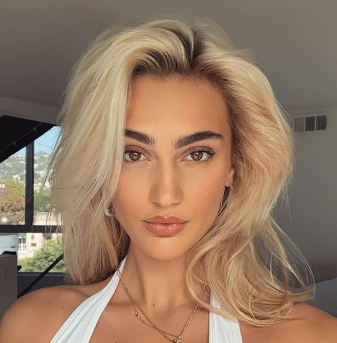 suede on Instagram: “my necklaces ruined the whole picture.....” Blonde Hair Tan Skin, Olive Skin Blonde Hair, Blonde Hair Dark Eyes, Blonde Hair Dark Eyebrows, Hair Tan Skin, Hair Color For Tan Skin, Perfect Blonde Hair, Tan Skin Blonde Hair, Dark Eyebrows