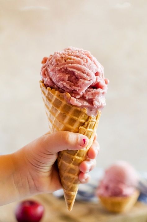 Plum Ice Cream Plum Ice Cream Recipe, Plum Ice Cream, Strawberry Ice Cream Recipe, Plum Recipes, Frozen Yoghurt, No Churn Ice Cream, Strawberry Yogurt, Ice Cream Popsicles, Ice Cream Treats