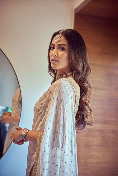 Mira Kapoor in a Birdhichand choker for Arpita Mehta's wedding Kunal Rawal Wedding, Ivory Saree, Pre Draped Saree, Mira Kapoor, Kunal Rawal, Arpita Mehta, Bridesmaid Look, Mirror Work Saree, Saree Hairstyles