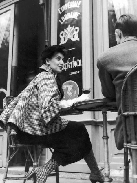 Bride Vintage, 50's Fashion, Dior Collection, Check Coat, Vintage Cafe, Paris Cafe, Fashion 1950s, Vintage Fashion Photography, Designer Pumps