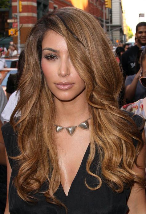 big teased hair kim kardashian Caramel Kim Kardashian, Hair Color Light Brown Caramel, Caramel Kim, Hair Color Blonde And Brown, Light Brown Caramel, Hair Color Light, Hair Caramel, Light Auburn Hair, Jennifer Lopez Hair