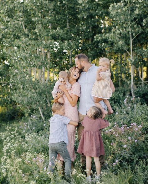 Spring Family Pictures, Family Photography Outfits, Family Portrait Outfits, Family Photo Colors, Big Family Photos, Ella Rose, Fam Pics, Family Clothes, Family Photoshoot Poses