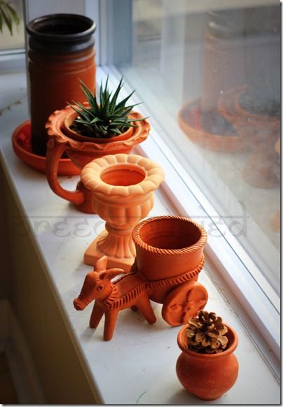 Terracotta Pots Decor Living Rooms, Terracotta Pots Decor, Earthy Accessories, Terracotta Decor, Indian Interior Design, Indian Room Decor, Corner Plant, Plant Indoor, Indian Interiors