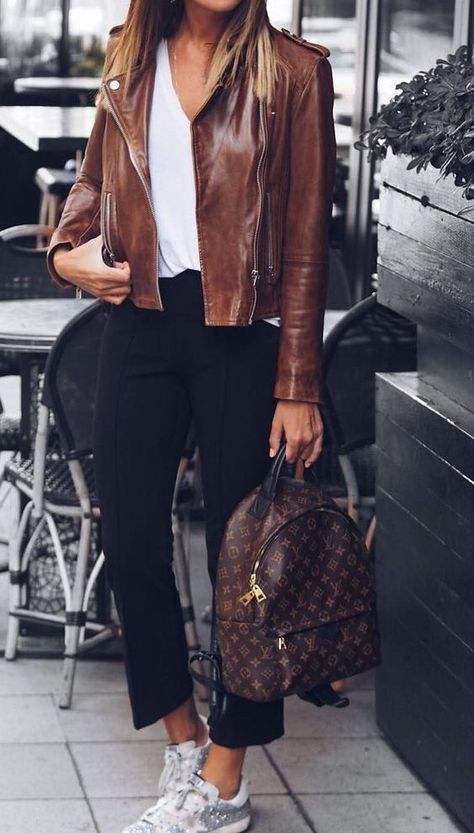 i love this leather jacket Brown Leather Jacket Outfit, Black Cropped Pants, Leather Jacket Outfits, Mode Casual, Brown Jacket, Brown Leather Jacket, 가을 패션, High Fashion Street Style, Outfits Casual