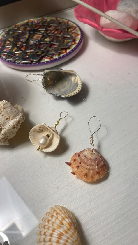 Shells and pearls 
Aesthetic keychain 
Beach girl aesthetic Shell Keychain, Capiz Shell, Keychain Design, Diy Keychain, Shell Crafts, Crafty Things, Jewelry Diy, Sea Glass, Keychains