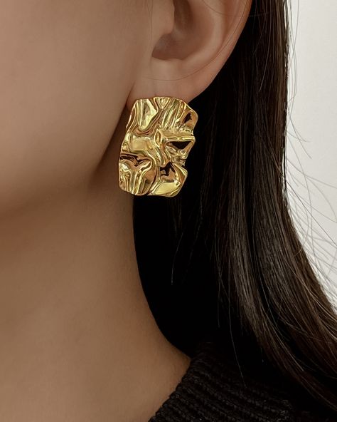 Gold Earrings Statement, Statement Earrings Outfit, Styling Videos, Jewellery Photo, Jewellery Photography Inspiration, Earrings Outfit, Jewelry Photography Styling, Fancy Earrings, Jewelry Photography