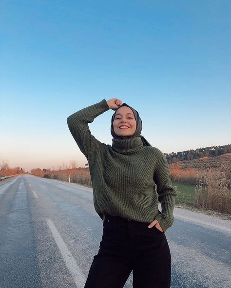 Hijab With Turtle Neck, Sweater Outfits Hijab, Ootd Pose, Green Sweater Outfit, Hijab Inspiration, Ootd Poses, Pullovers Outfit, Selfie Poses Instagram, Outfit Hijab