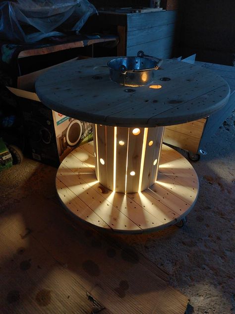 Wood Spool Projects, Spool Furniture Diy, Cable Drum Table Ideas, Wooden Reel Ideas, Giant Spool Ideas Diy, Wooden Spool Tables Wedding, Big Wooden Spool Ideas, Wire Reel Table, Wood Spool Ideas