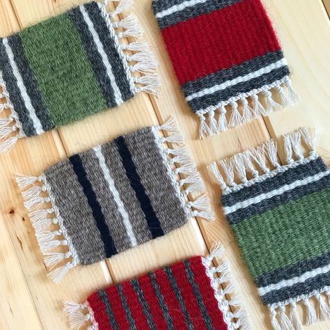 Weaving Coasters, Weaving Carpet, Diy Weaving Projects, Mini Carpet, Tapestry Loom Weaving, Woven Coasters, Art Yarn Weaving, Wool Coasters, Braided Rug Diy