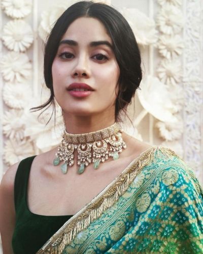 Bandhani Is Back In Trend & Designers Are Doing It In Beautiful Ways! Jhanvi Kapoor, Janhvi Kapoor, Traditional Indian Outfits, Indian Woman, Bandhani Saree, Indian Jewelry Sets, Saree Trends, Tiffany Jewelry, Indian Wedding Jewelry