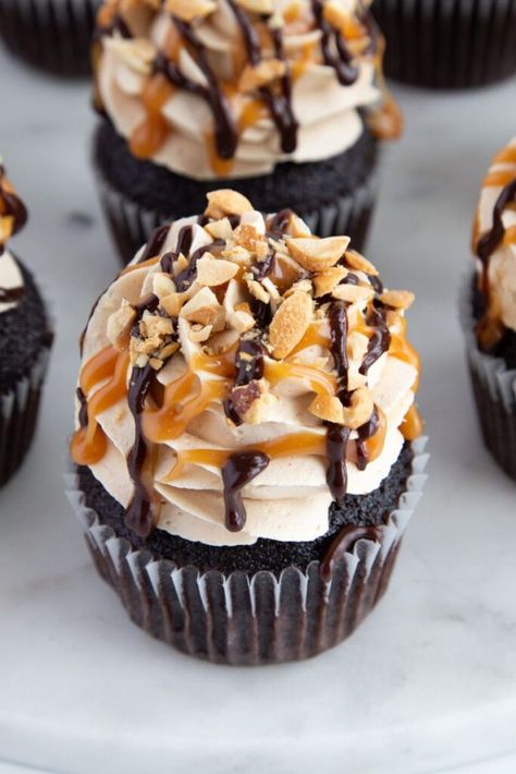 Snickers Cupcakes Recipe, Snicker Cupcakes Recipe, Cupcakes With Candy Inside, Cupcake Decoration Aesthetic, Snickers Cupcakes With Filling, Cupcakes With Candy On Top, Skor Cupcakes, Cupcake Combinations, Snickers Cupcake