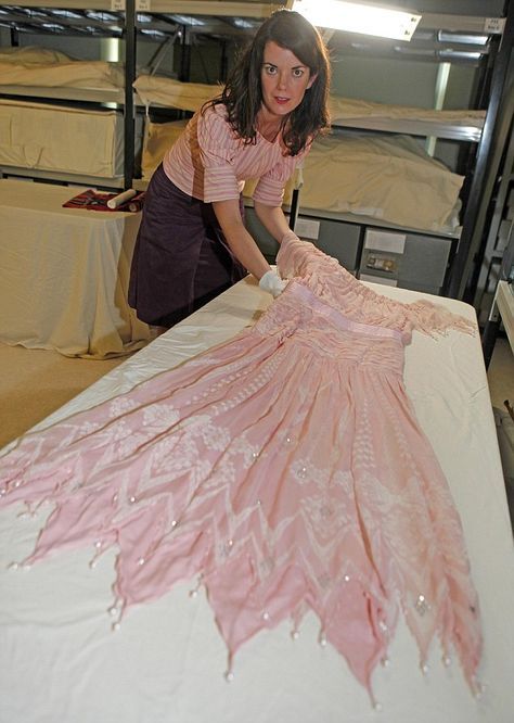 Zandra Rhodes Dianas Dresses, Travelling Exhibition, Formal Dinner Dress, Princess Diana Dresses, Diana Dress, State Banquet, Princess Diana Wedding, Glamorous Gowns, Zandra Rhodes