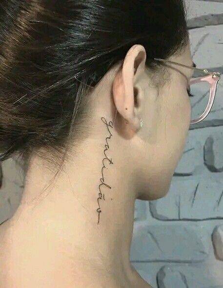 Neck side tattoo ideas for women Neck Side Tattoo, Word Neck Tattoos, Neck Tattoo Design, Tatuaje Harley Quinn, Tattoos Abstract, Butterfly Neck Tattoo, Perfect Neck, Small Neck Tattoos, Tattoos Henna