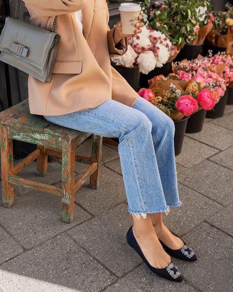 Manolo Blahnik Outfit Street Style, Hangisi Flats Outfit, Manolo Blahnik Hangisi Outfit, Manolo Flats, Manolo Blahnik Outfit, Elegant Flat Shoes, Hangisi Flats, Elegant Shoes Flat, Manolo Blahnik Flats