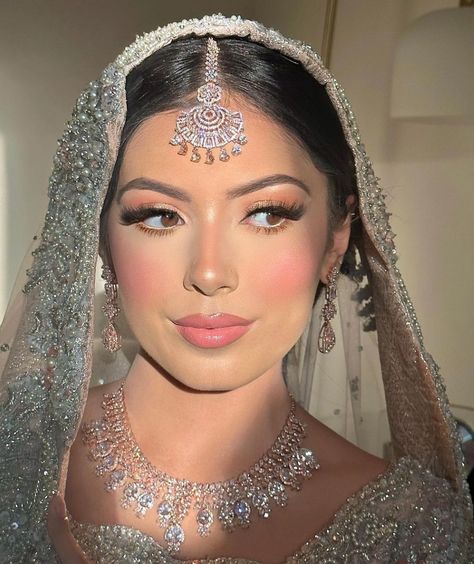 Soft Glam Pakistani Bridal Makeup, Makeup Look For Wedding Guest Indian, Walima Jewelry Pakistani Bridal, Nikkah Jewellery Ideas, Walima Makeup Looks, Walima Jewellery, Nikkah Makeup Looks, Soft Pink Bridal Makeup, Pakistani Bridal Hair