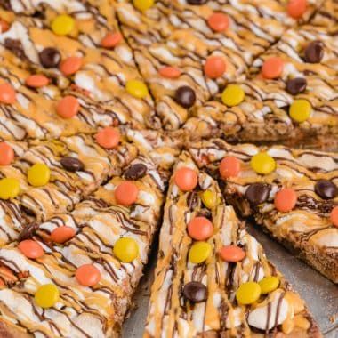 Halloween Dessert Pizza, Snickerdoodle Apple Pie, Cookie Pizza Recipe, Reese's Pieces, Apple Pie Bites, Pie Bites, Cookie Pizza, Peanut Butter Desserts, Peanut Butter Cookie