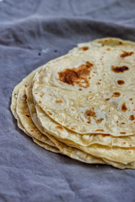 In case you didn’t know, I grew up in Northern Mexico, Sonora to be precise. Flour tortillas are the backbone… Cafe Rio Tortilla Recipe, Home Made Flour Tortillas Recipes, Tortilla Recipe With Butter, Tortillas Homemade, Flour Tortilla Recipe, Handmade Tortillas, Breakfast Tortilla, Food Sides, Tortillas Recipe