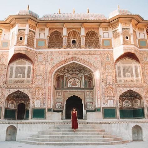 Feeling like a princess in Jaipur 👸 Amer Fort Jaipur, India Packing List, Amer Fort, India Travel Places, India Travel Guide, Red Fort, Mughal Empire, India Tour, Famous Places