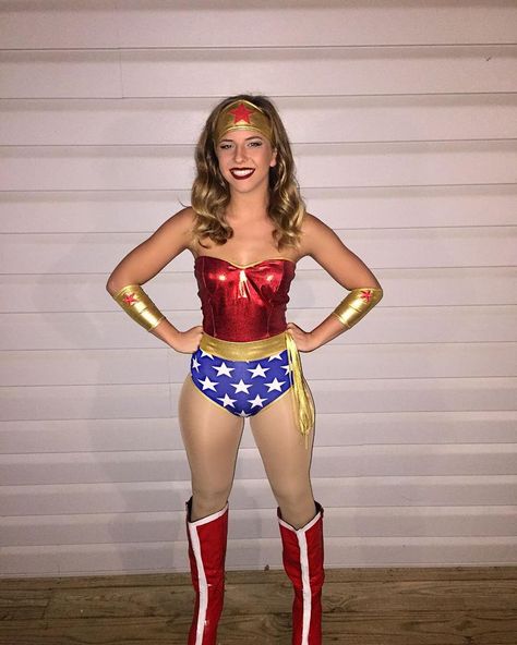 Wonder Woman Costume College, Super Woman Costume, Superwoman Halloween Costume, Wonder Woman Costume Diy, Superwoman Costume, College Costumes, Woman Costumes, Woman Pictures, Nude Tights