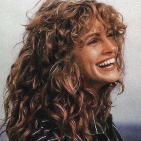 80s Curly Hair, Julia Roberts Hair, Heavy Hair, Natural Curly Hair Cuts, Chignon Bun, Vacation Hairstyles, Hairstyles 2024, Viral On Tiktok, Going Viral