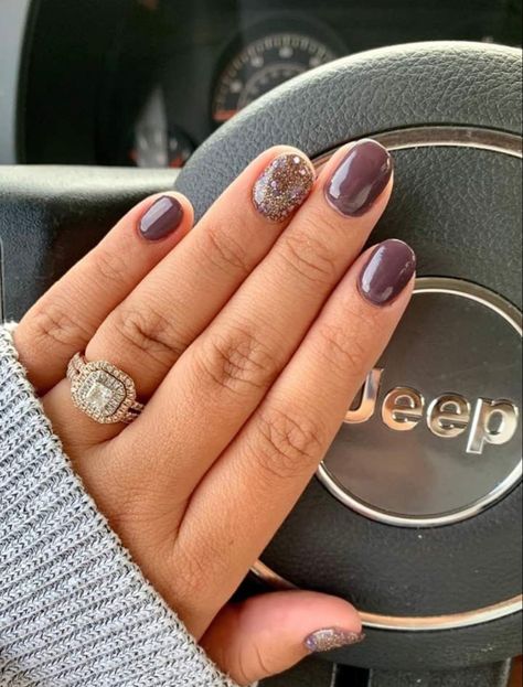 Fall colors Dipped Nails Ideas Powder Fall 2022, Call Gel Nail Ideas, Dip Manicure Short Nails Fall, October Powder Dip Nails, Dark Nails With Accent Nail, September Nails Dip Powder, Simple Fall Nails Dip Powder, Short Round Nail Ideas Winter, Short Fall Nails 2023 Gel