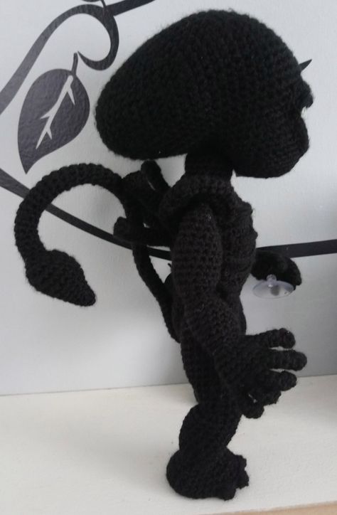 Xenomorph alien amigurumi made and uploaded by Anaseed Crochet Xenomorph, Hand Yoga, Alien Xenomorph, Diy Crochet Patterns, Creative Halloween Costumes, Halloween Looks, Knitted Toys, Diy Crochet, Clue