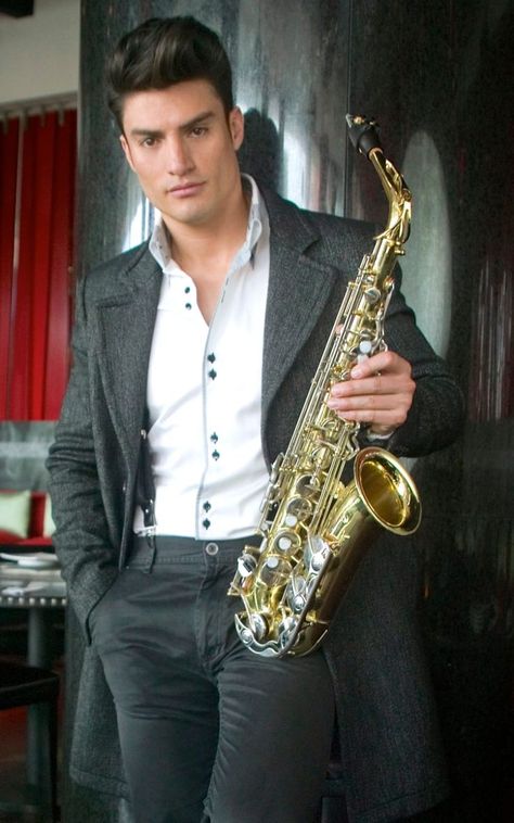 Saxophone Senior Pictures, Saxophone Photoshoot, Musician Photos, Senior Portraits Male, Saxophone Player, Saxophone Players, Graduation Pics, Band Photography, Graduation Picture