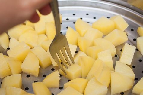 How to Steam Potatoes (with Pictures) | eHow How To Steam Potatoes, Steam Potatoes, Boiling Potatoes, Cooking Potatoes, Steamed Potatoes, Steam Recipes, Moist Heat, Best Meat, Steamed Vegetables