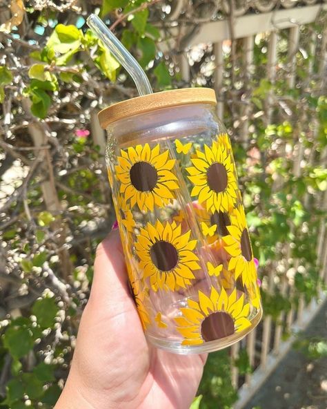 Sunflower Libbey Cup, Aesthetic Cups, Sunflower Cup, Yellow Cups, Cute Coffee Cups, Cute Water Bottles, Coffee Cup Design, Pretty Mugs, Custom Cups