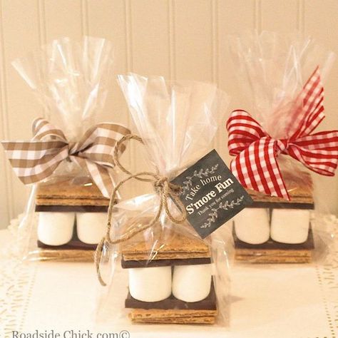 Memorable Dinner Party Gift Ideas For Guests - Graham's and Son Smores Party, Dinner Party Gifts, Lumberjack Birthday Party, Lumberjack Baby Shower, Bar A Bonbon, Lumberjack Baby, Boy Baby Shower Ideas, Cheap Fall, Baby Shower Bbq