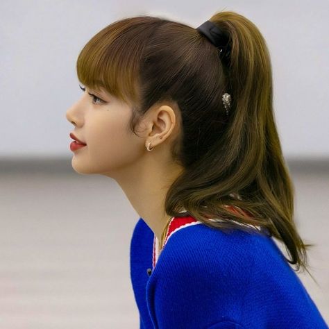 elene on Twitter: "Lalisa has the best side profile ; a very important thread… " Best Side Profile, Side Face Drawing, Side Portrait, Profile Drawing, Face Sketch, Female Profile, Doodle On Photo, Side Profile, Body Poses