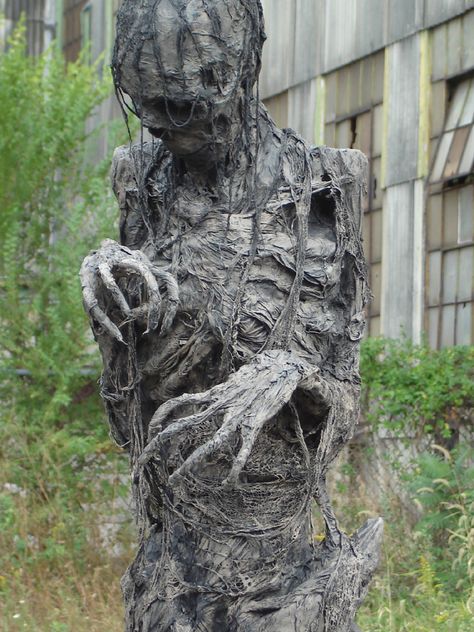 Most Creepy Halloween Decorations Halloween Scarecrows, Halloween Outdoor Decoration, Cheap Diy Halloween Decorations, Robert Crumb, Halloween Props Diy, Creepy Halloween Decorations, Cheap Halloween, Arte Robot, Scary Halloween Decorations